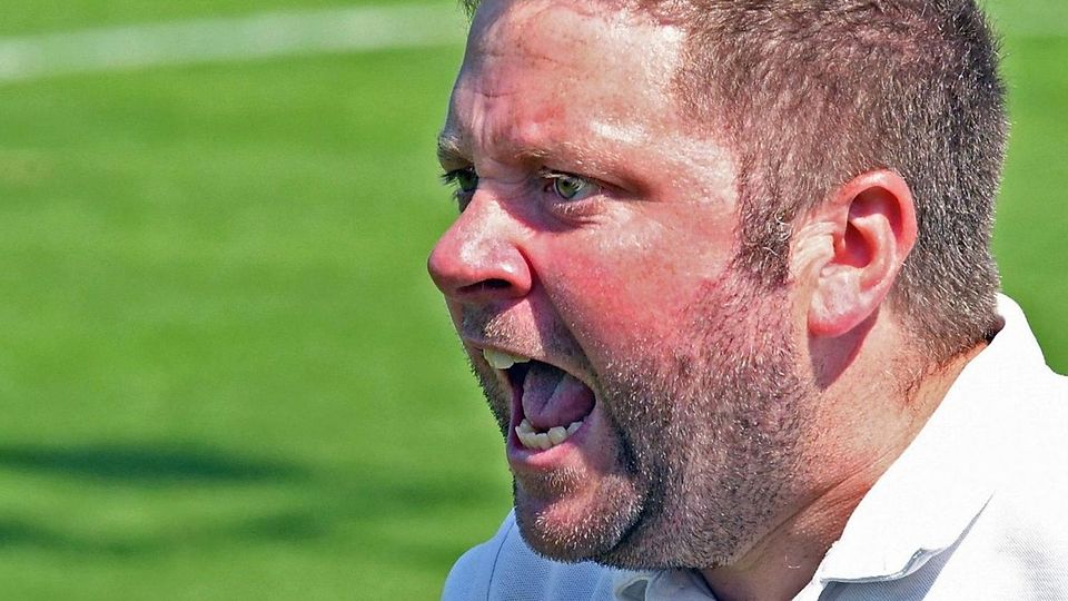 Es geht wieder los: Walpertskirchens Trainer Sepp Heilmaier bittet sein Team zum Trainingsauftakt.