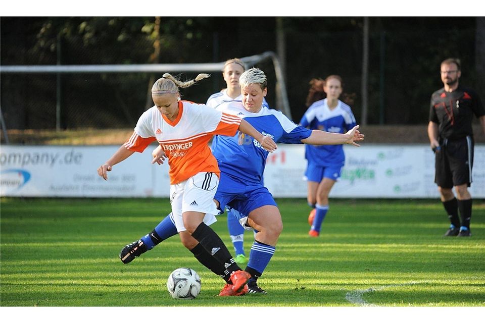 Die Damen der SpVgg Ebermannsdorf (in Orange) hatten gegen den SV 08 Auerbach einen schweren Stand.  Foto: Brückmann