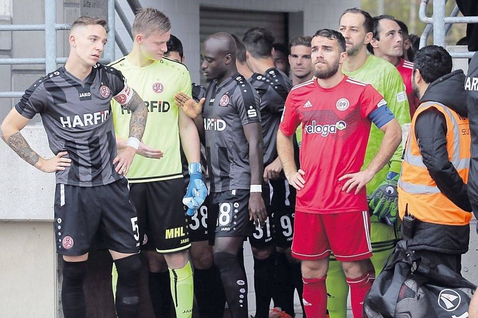 Michael Cebulla (rechts, hinter Kapitän Ajet Shabani) kehrte gegen Rot-Weiss Essen ins Tor zurück. Sein Kollege von Rot-Weiss Essen heißt Jakob Golz und ist der Sohn von Richard Golz (früher HSV).    