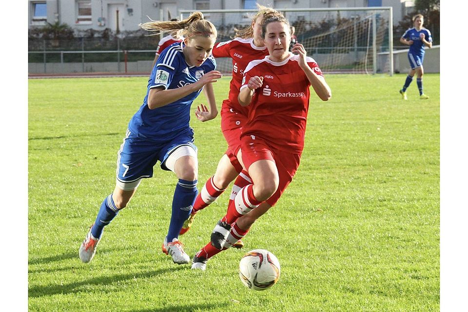 Laufduell: Schott-Spielerin Laura Freigang (links) legt sich den Ball an Crailsheims Mirjam Streck vorbei.	Foto: hbz/Jörg Henkel