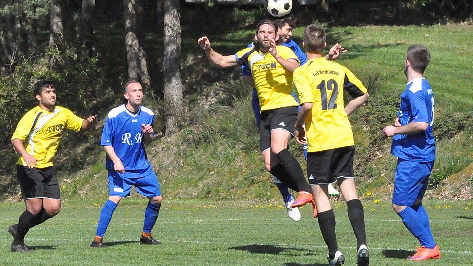 Mit Köpfchen: Merzhausens Patrik Berschick beweist nicht nur um Luftduell mit seinem Gegenspieler Köpfchen. Er erzielt beim 5:1 seines TuS gegen die SpVgg Griesheim zwei Tore.