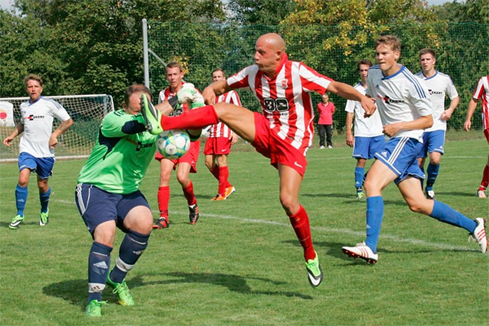 Grenzwertig hoch das Bein: Oliver Atalla vom SV Dogern (rechts) gegen den Albbrucker Torhüter Felix Eschbach.  | Foto: Michael Neubert