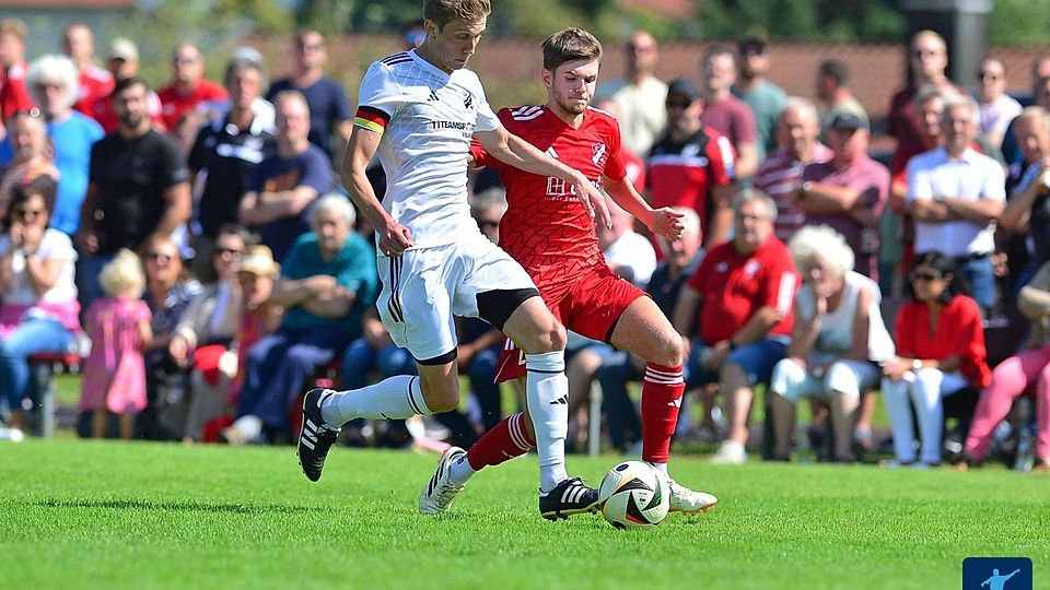 700 Zuschauer wollten sich bei bestem Fußballwetter das Gemeindederby Straßkirchen vs. Salzweg nicht entgehen lassen. Am Ende hatten die Salzweger (in rot) klar die Nase vorne.