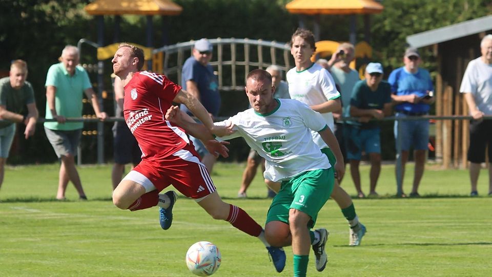 Mit einem 2:2-Unentschieden endete das erste Duell in dieser Saison zwischen dem TSV Peiting (in Rot, hier Nicola Haser) und dem TSV Altenstadt (hier Fatijon Elshani).