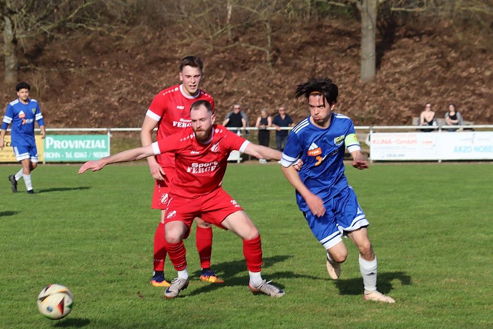 viel Arbeit für den Tabellenführer: HSV-Spielführer Ismael van der Linden im Zweikampf