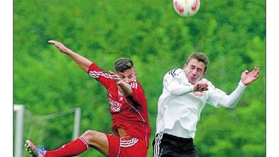 Hart umkämpft sein dürfte das Lokalderby zwischen Artur Wolskis TuS Mondorf (rechts) und dem 1. FC Niederkassel. Foto: Wolfgang Henry