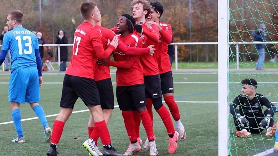 Die Binger Jubeltraube nach dem 1:1-Ausgleich gegen Schifferstadt.