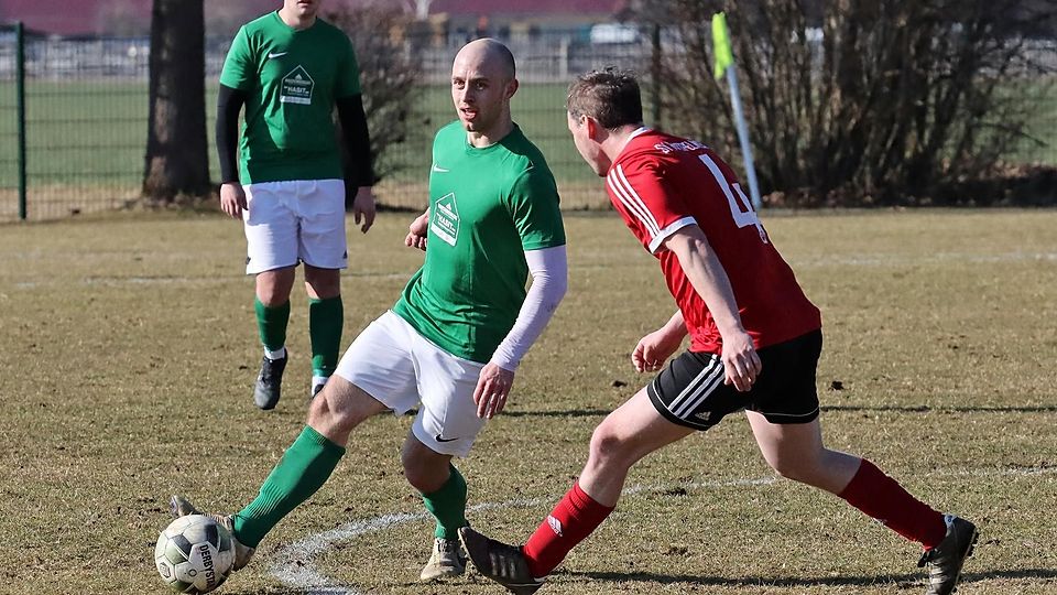 Nach vier Jahren im Trikot des TSV Pentenried spielt Quirin Wiedemann (am Ball) ab sofort wieder für den Bezirksligisten TSV Gilching-Argelsried.