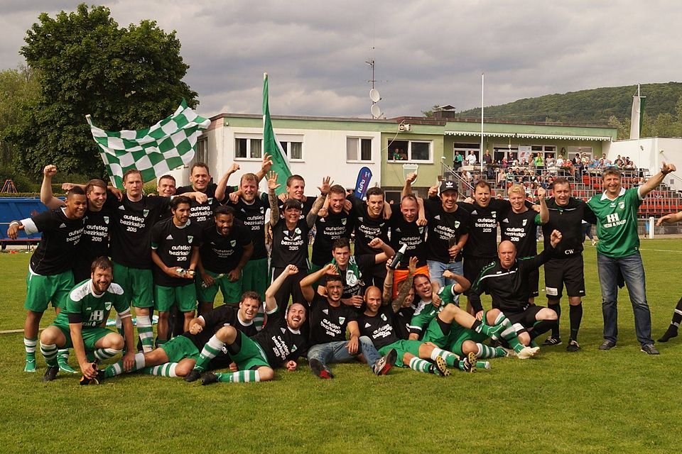 Feiern jetzt zwei Tage durch: die Meisterspieler der SpVgg Diepersdorf samt  mit dem Betreuerstab um Vorstand Jörg Schlinger und Trainer Christian Wedel (beide rechts). (F: Keilholz)