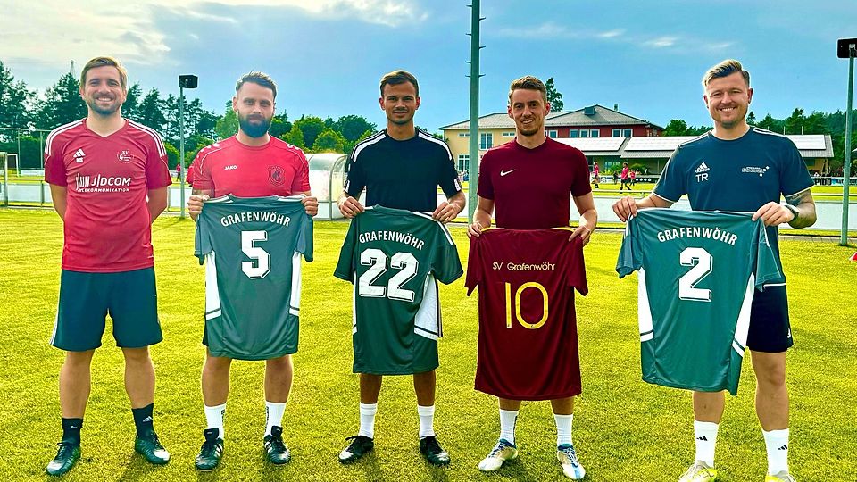 Co-Spielertrainer Markus Kraus (links) heißt stellvertretend für die SV Grafenwöhr die Neuzugänge Marcel Pfab, Kilian Heldmann, Luca Reiß und Tobias Rudlof (von links) willkommen.