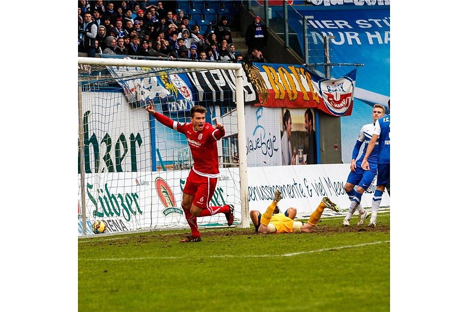 Torschütze, ja oder nein? Thomas Kurz jubelt nach dem 1:0-Treffer gegen Rostock. Foto: Andy Buenning