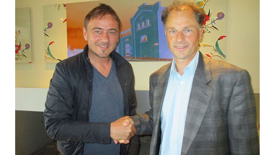 Sportlicher Leiter Thomas Ziemer und Neu-Dergah-Coach Rainer Gerlitz bei der Vertragsunterzeichnung. F: Dergahspor