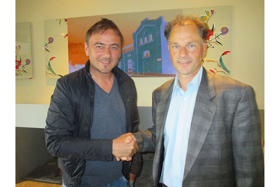 Sportlicher Leiter Thomas Ziemer und Neu-Dergah-Coach Rainer Gerlitz bei der Vertragsunterzeichnung. F: Dergahspor