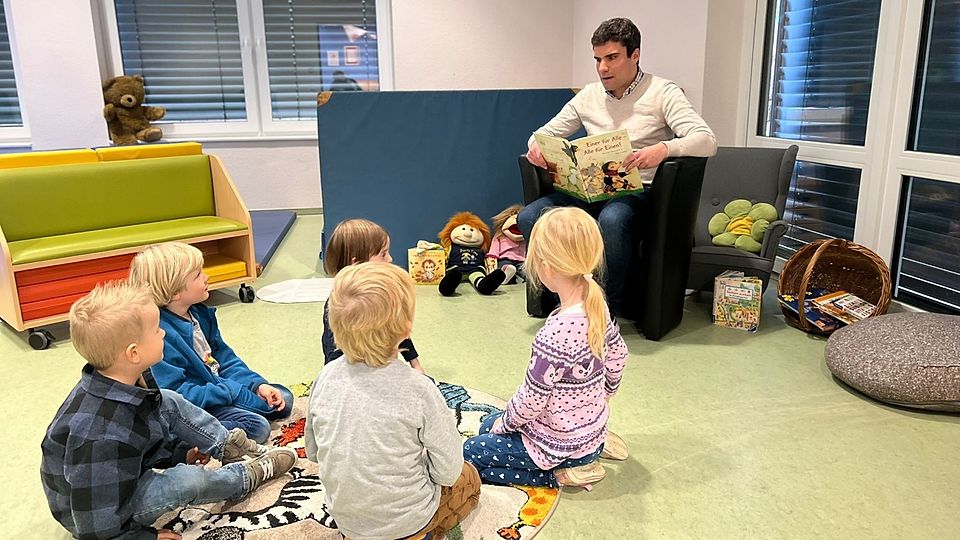 Kaans 2. Vorsitzender Stefan Jäkel las im Familienzentrum Kunterbunt eine pädagogisch wertvolle Geschichte vor.