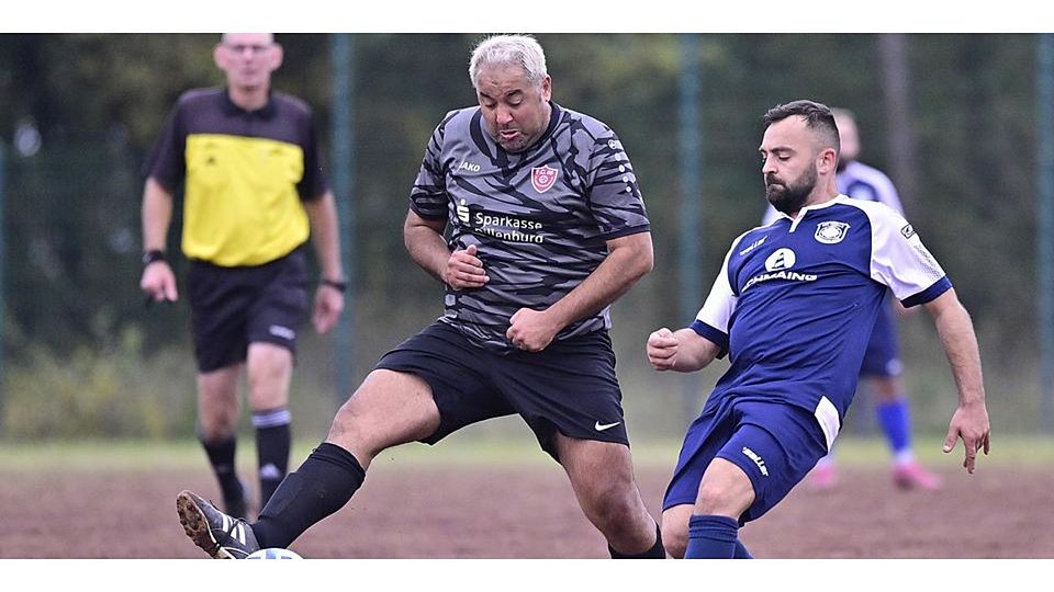 Diese Szene leitet das 3:2 ein. Yasin Bagceci (l.) vom FC Flammersbach fängt den Querpass des Haigerseelbachers Marco Bräuer ab und spielt den Ball steil in die Spitze. Foto: Henrik Schneider © Henrik Schneider