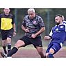 Diese Szene leitet das 3:2 ein. Yasin Bagceci (l.) vom FC Flammersbach fängt den Querpass des Haigerseelbachers Marco Bräuer ab und spielt den Ball steil in die Spitze. Foto: Henrik Schneider © Henrik Schneider