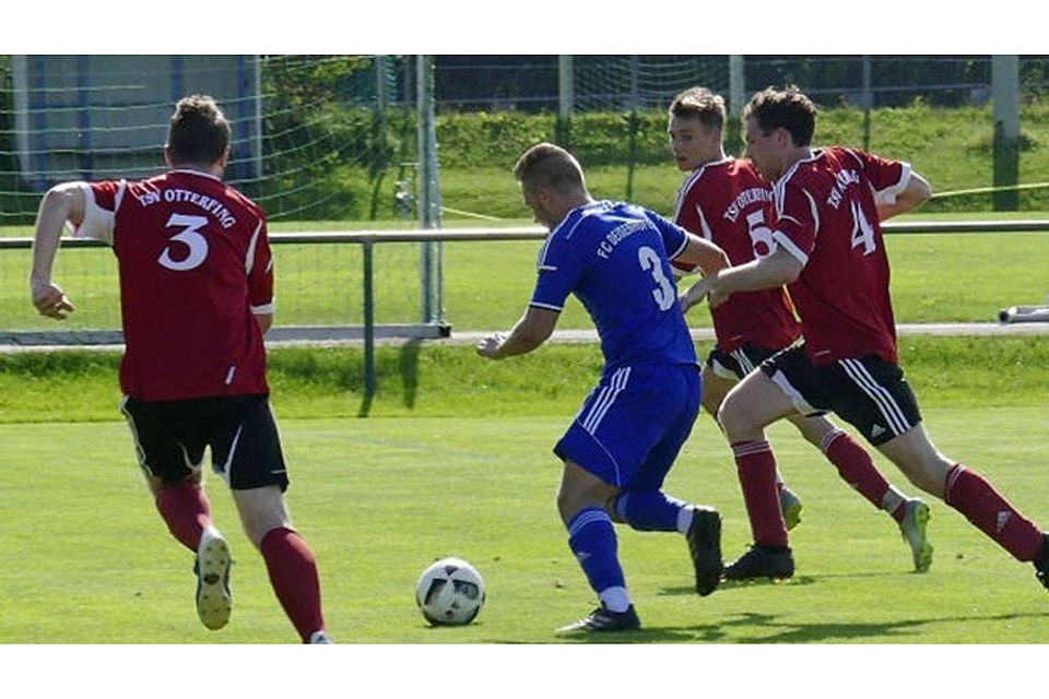 Im Hinspiel unterlag der TSV Otterfing (in Rot) dem FC Deisenhofen II deutlich. Nun reichte es zu einem Punkt. Foto: al