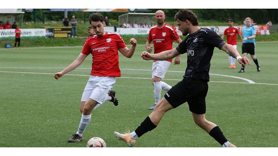 Conor Beem (rechts) ist einer der agilsten Weidenhäuser Angreifer beim 5:4-Sieg gegen Leon Herbeners VfL Dreihausen. © Jens Schmidt