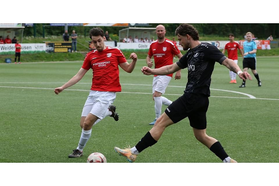 Conor Beem (rechts) ist einer der agilsten Weidenhäuser Angreifer beim 5:4-Sieg gegen Leon Herbeners VfL Dreihausen. © Jens Schmidt