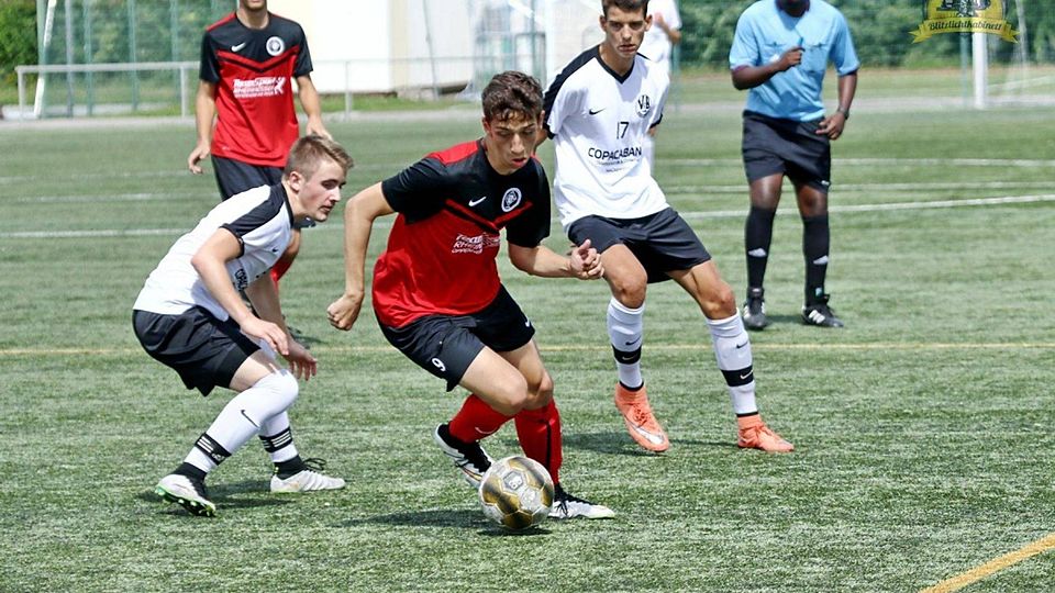 Die Bodenheimer Luca Hieronymus und Marius Wiechert (weiße Trikots) versuchen SVW Akteur Yannik Lorenz (rotes Trikot) zu stoppen +++ Foto: Haas