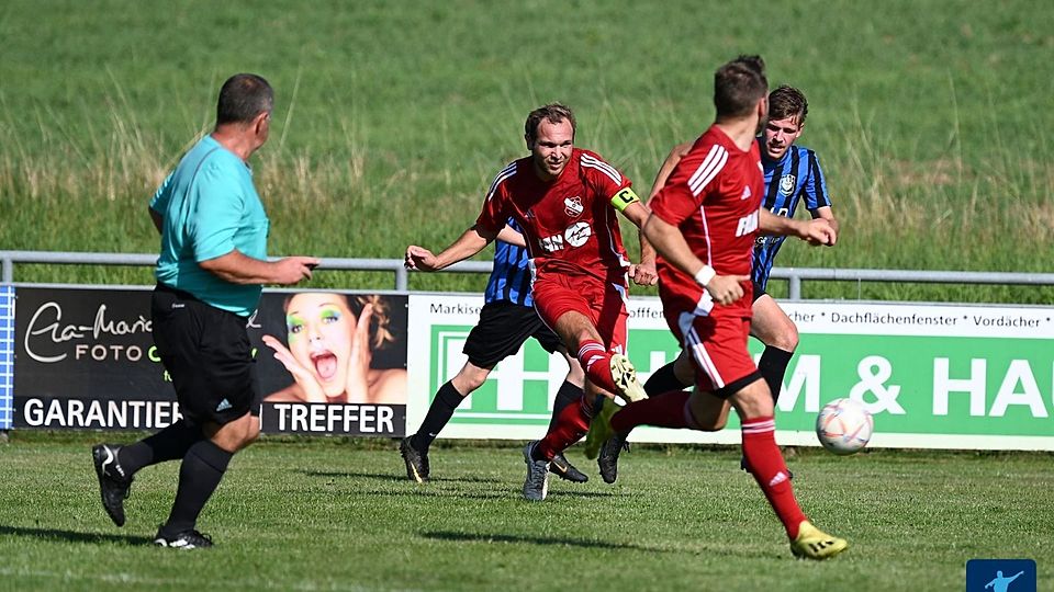 Dießfurts Kapitän Simon Schmid (Mitte, in Rot) und seine Mannschaftskameraden verpassten es am Wochenende, sich in den Nacken des Duos Kemnath/Neusorg zu setzen.