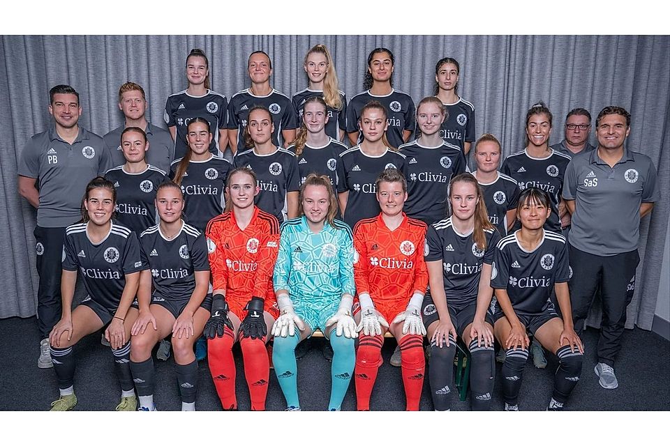 VfR Warbeyen feiert den Regionalliga-Titel. 