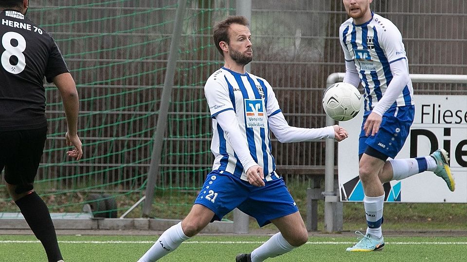 Sascha Markmann (Mitte) strebt mit dem VfB Kirchhellen, einer von noch zehn ungeschlagenen A-Ligisten, zurück in die Bezirksliga (Archiv-Foto).