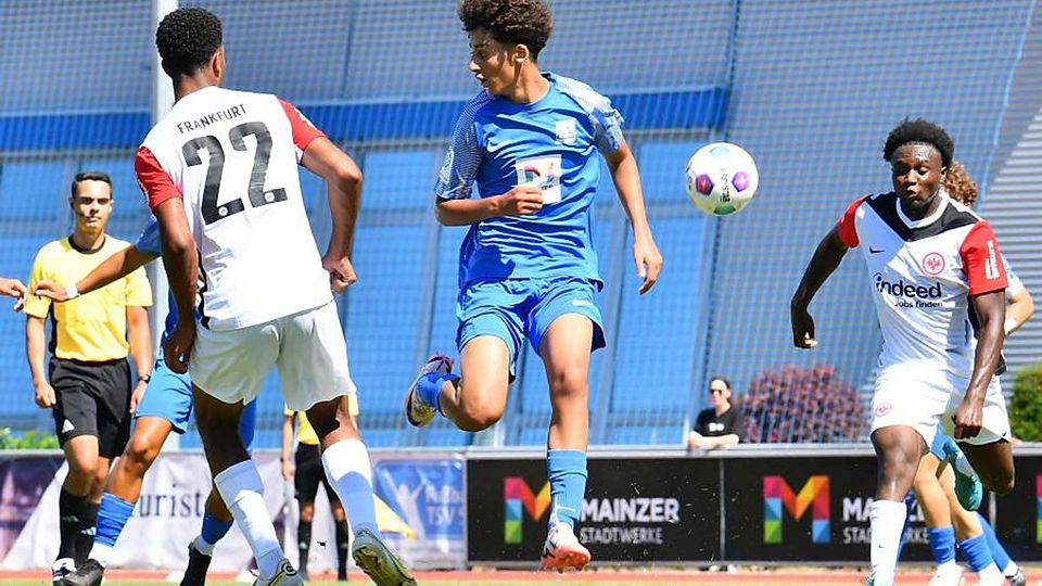 Schott-Mainz-Zehner Sami Bousfia (Mitte) im Duell mit Spielern von Eintracht Frankfurt. (Archvifoto)	Foto: Kristina Schäfer/HBZ
