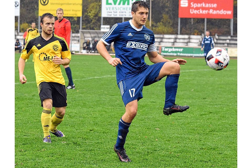 Die Bützower Männer um Kapitän Tony Lübke bestreiten heute Abend das  Spitzenspiel der Fußball-Verbandsliga. Tim Puskeiler