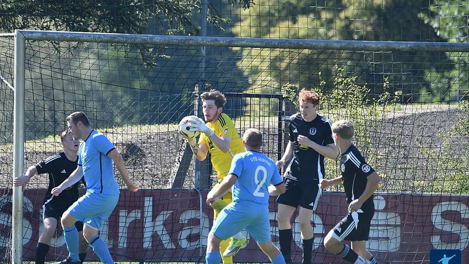 Mit einem deutlichen 5:0 beim VfB Mantel (in Blau) untermauerte der SC Kirchenthumbach (in Schwarz) eindrucksvoll seine Ambitionen auf einen ganz vorderen Tabellenplatz in der Kreisklasse West.