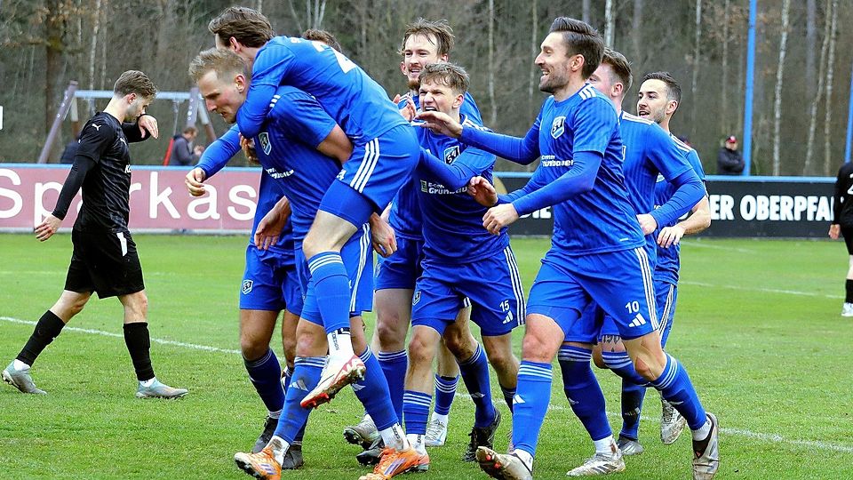 Unmittelbar vor dem Schlusspfiff bejubelte der SV Etzenricht den Ausgleich gegen favorisierte Ettmannsdorfer.