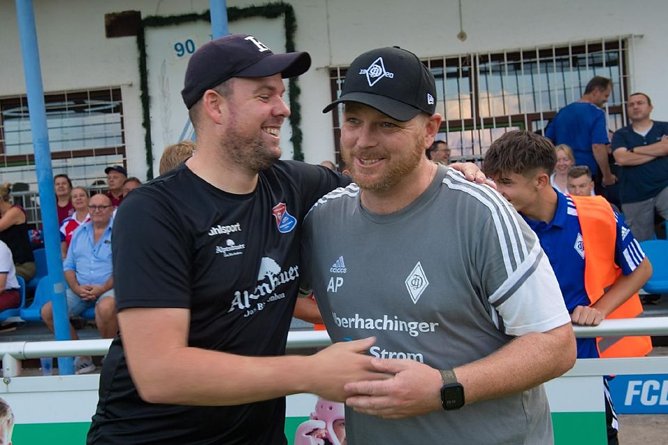 Freundschaftlicher Umgang: Hachings Trainer Marc Unterberger (l.) und FCD-Coach Andreas Pummer kennen sich schon ewig.