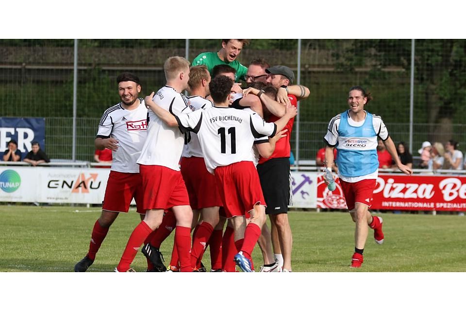 Vorentscheidung: Der Torschütze zum 2:0, Fabian Freund, geht in der Jubeltraube unter, Aufstiegstrainer Ullrich Brunet (mit Schiebermütze) feiert mit. © Jens Schmidt