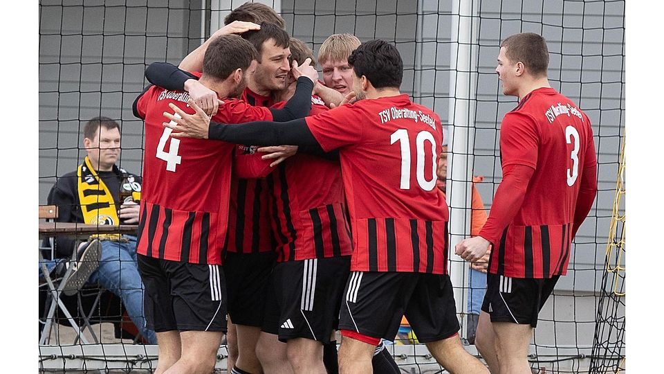 Verspielten die Führung, jubelten am Ende aber: die Spieler des TSV Oberalting-Seefeld beim Spiel in Weßling.