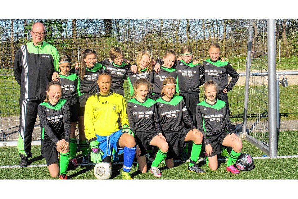 Vizemeister: Die D-Juniorinnen mit Emma Langeloh, Rakiya Suleman, Nele Tolzin, Beke Sterner, Merle Schmidt (vorne von links), Christian Gimm, Lena Lau, Karolina Horns, Jette Mahne, Leonie Kuhrt, Lia Vogel, Lina Uck und Alia Redant (hinten v. li.). Foto: sh:z