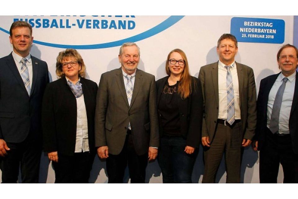Die neue niederbayerische Bezirksspitze mit Vorsitzenden Harald Haase (li.) und BFV-Präsident Dr. Rainer Koch   Foto:BFV