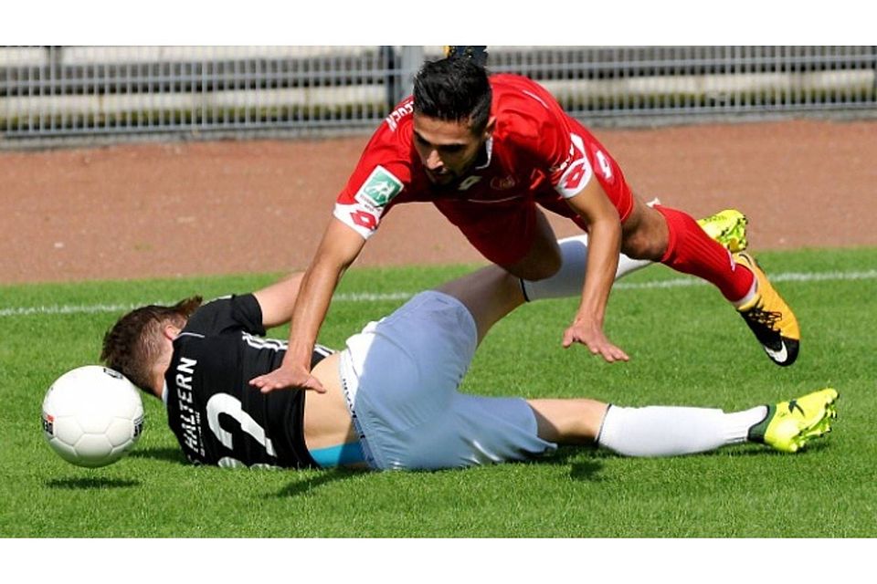 Ein Bild mit Symbolcharakter: Siegens Okay Yildirim segelt hier über Abwehrspieler Marvin Schurig. Der TuS Haltern gewann gegen die Sportfreunde Siegen mit 1:0 und stürzte damit den Tabellenführer. Foto: fst