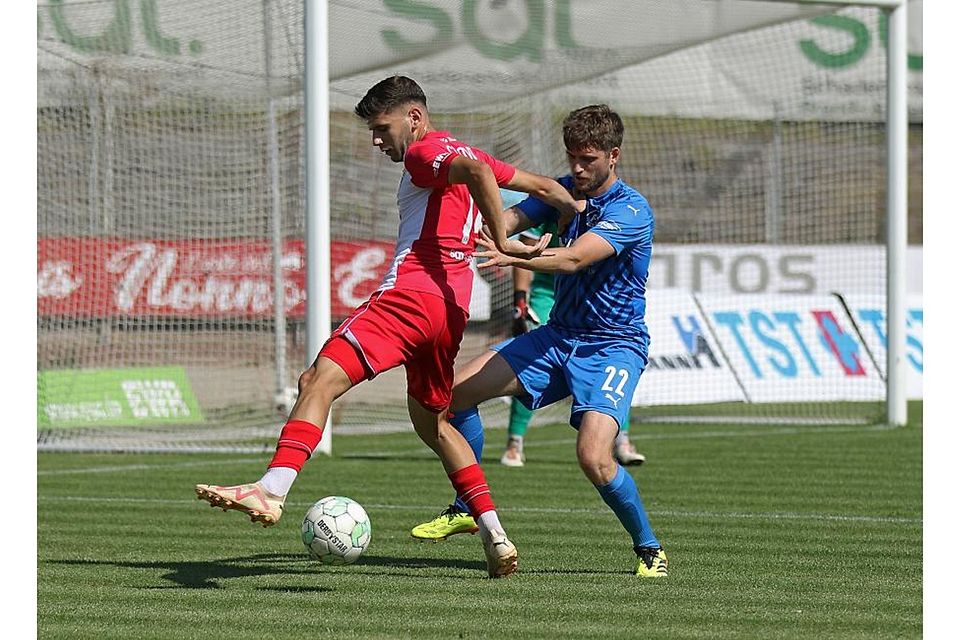 Wormatia-Kreativspieler Irfan Catovic (rotes Trikot) schirmt gegen den Karbacher Selim Denguezli den Ball ab.	Foto: Dirigo/pakalski-press