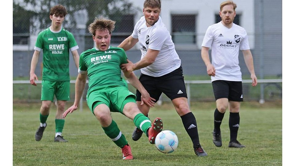 Fast ins Straucheln kam der FV Mümling-Grumbach (links Leon Belt) bei seinem Gastspiel beim TSV Neustadt (Krispin Wascheroh).Am Ende stand aber ein knapper 3:2-Erfolg.	Foto: Herbert Krämer