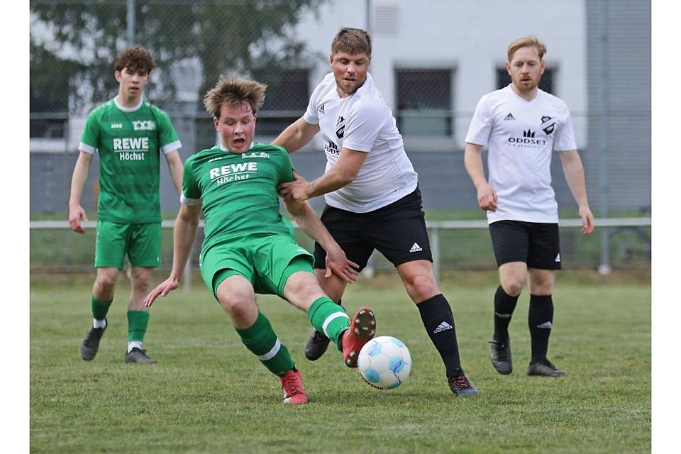 Fast ins Straucheln kam der FV Mümling-Grumbach (links Leon Belt) bei seinem Gastspiel beim TSV Neustadt (Krispin Wascheroh).Am Ende stand aber ein knapper 3:2-Erfolg.	Foto: Herbert Krämer