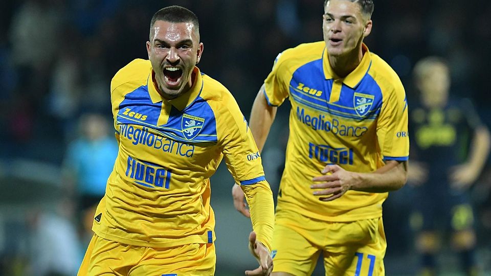 Arijon Ibrahimović (l.) jubelt gemeinsam mit Marvin Cuni (r.) gegen Empoli über sein erstes Tor in der Serie A.