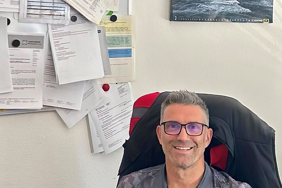 Nach seiner Fußball-Laufbahn erfolgreich im Beruf: Oliver Straube in seinem Büro in Unterschleißheim. Nach seiner Fußball-Laufbahn erfolgreich im Beruf: Oliver Straube in seinem Büro in Unterschleißheim.