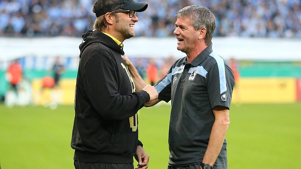 Jürgen Klopp und Friedhelm Funkel unterhalten sich auf dem Rasen der Allianz Arena, wo sich danach Dortmund und der TSV 1860 gegenüberstehen.