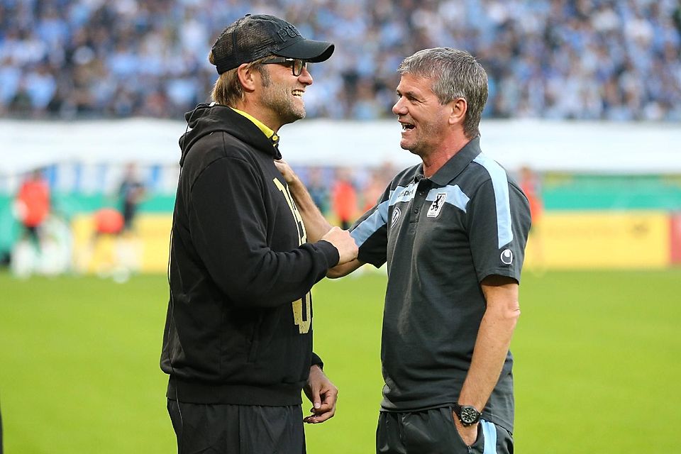 Jürgen Klopp und Friedhelm Funkel unterhalten sich auf dem Rasen der Allianz Arena, wo sich danach Dortmund und der TSV 1860 gegenüberstehen.