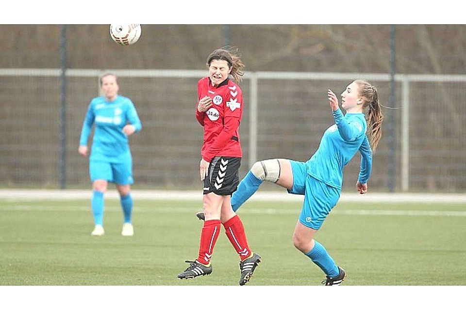 Gina Rilling (rechts) brachte den VfL Sindelfingen mit 1:0 in Führung Foto (Archiv): Eibner