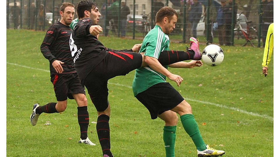 Der Piesteritzer Frank Lehmann klärt gegen Schönebecks Stürmer Michal Salak. Fotos: Rinke