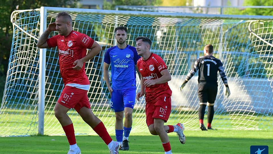 Mit einem gekonnten Salut feiert Mario Hess, der Spielertrainer des SC Reute (links), seinen Treffer zum 2:0 in Waltershofen.
