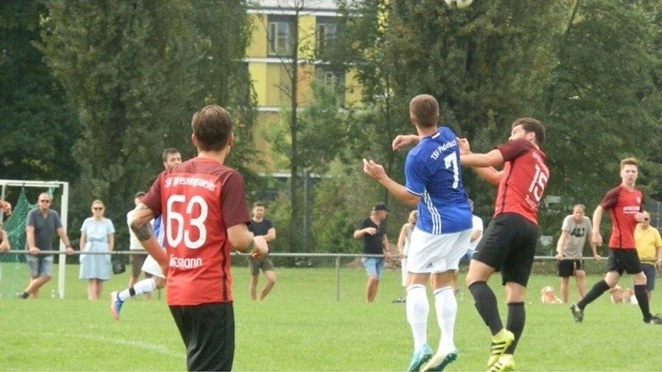 Die Spieler des SV Breuningsweiler (rote Trikots) gewannen erneut. F: Hofacker