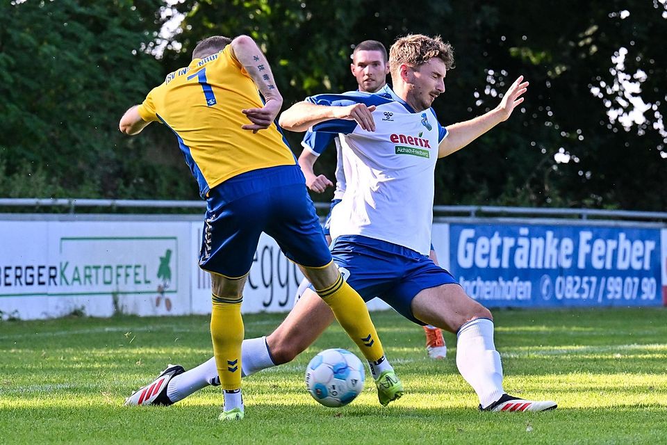 Beim 3:1 zwischen Inchenhofen (gelbe Trikots) und Friedberg zückte der Schiedsrichter zehn Gelbe und eine Gelb-Rote Karte.