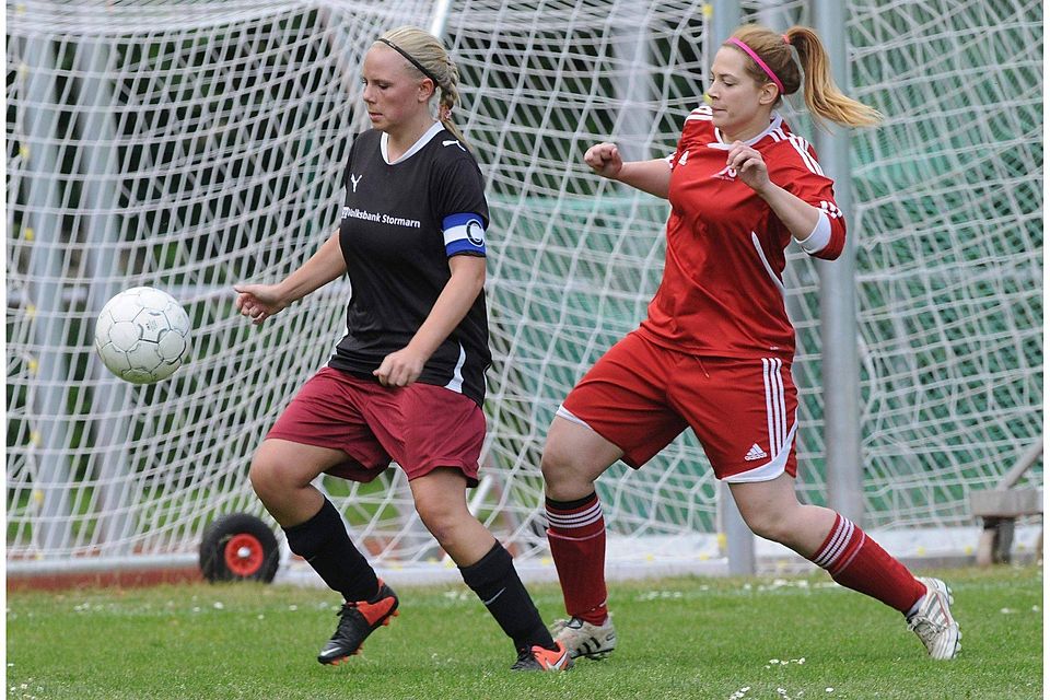 Sarah Behnk (li.) und der SV Meddewade unterlagen Katharina Thiess und der FSG Viktoria-Moisling mit 2:4. Foto: nup